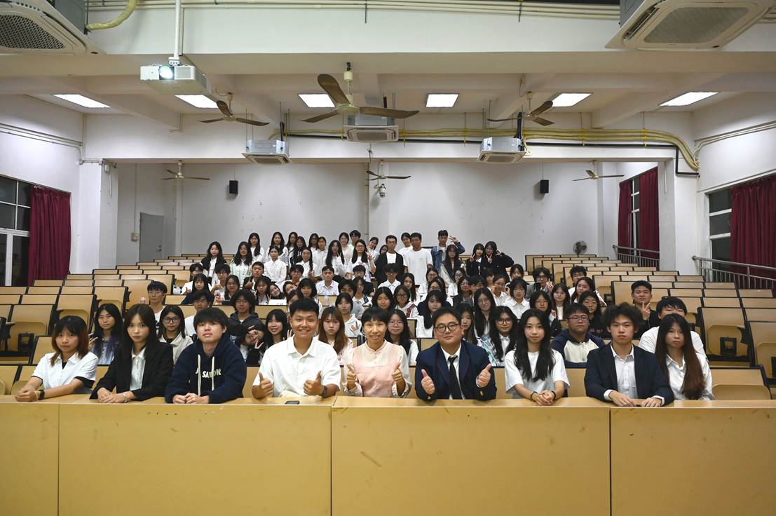 大厅里的人们 AI 生成的内容可能不正确。